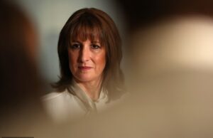 Reeves terá sorte se a única punição por esse engano vergonhoso for a perda do emprego: DAN HODGES Rachel Reeves fala com enfermeiras e membros da mídia durante uma visita ao University College London Hospital