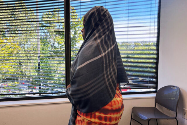 Refugiados estarão entre os primeiros a perder vale-refeição sob mudanças Clarkston, na Geórgia, um subúrbio de Atlanta, abriga milhares de refugiados. Um relatório do Departamento de Saúde e Serviços Humanos descobriu que as comunidades de refugiados contribuíram com US$ 123,8 bilhões a mais para os governos federal, estadual e local por meio de impostos do que receberam em benefícios públicos de 2005 a 2019. (Renuka Rayasam/KFF Health News)