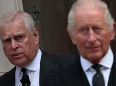 Rei Charles torna oficial a humilhação final do irmão mais novo e amigo de Jeffrey Epstein, Andrew O príncipe André com o rei Carlos III desfocados ao fundo.