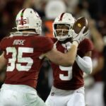 O wide receiver da Califórnia, Jacob De Jesus (21), não consegue segurar um passe ao ser atingido pelo safety de Stanford, Jay Green (5), durante o primeiro quarto do 128º Big Game, sábado, 22 de novembro de 2025 em Stanford, Califórnia (D. Ross Cameron para o Bay Area News Group)