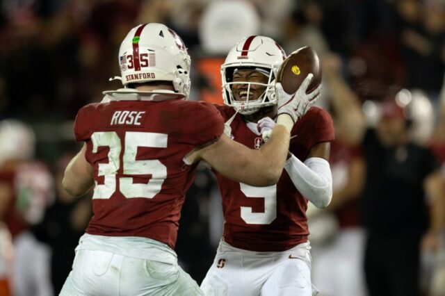 Reich saboreia a 'oportunidade' de Stanford contra Notre Dame, número O wide receiver da Califórnia, Jacob De Jesus (21), não consegue segurar um passe ao ser atingido pelo safety de Stanford, Jay Green (5), durante o primeiro quarto do 128º Big Game, sábado, 22 de novembro de 2025 em Stanford, Califórnia (D. Ross Cameron para o Bay Area News Group)