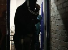 Reides ao amanhecer prendem dois homens iranianos e um britânico naturalizado depois que uma rede criminosa obscura de mini-mercados que ajuda migrantes a trabalhar ilegalmente em todo o Reino Unido foi exposta Dois homens iranianos de 32 e 28 anos foram presos depois que vários endereços em Birmingham e West Midlands foram invadidos por oficiais de imigração