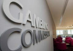 Reino Unido suspende licença da Deadheat Racing em meio a preocupações de responsabilidade social e AML A Comissão de Jogos do Reino Unido discorre sobre as futuras mudanças de reforma no iGB Live 2025. Sinal da Comissão de Jogos do Reino Unido dentro do edifício. Reino Unido suspende licença da Deadheat Racing em meio a preocupações de responsabilidade social e AML