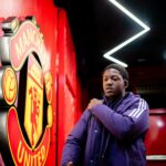 Kobbie Mainoo driblando contra o Everton.