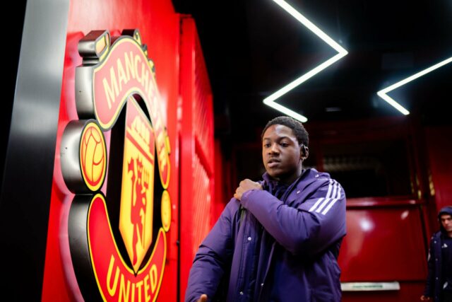 Relatório: Kobbie Mainoo pode seguir os passos de Paul Pogba Kobbie Mainoo driblando contra o Everton.