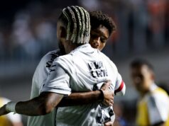 Relatório: Man Utd entra na corrida para contratar o garoto-prodígio brasileiro que está aprendendo com Neymar Robinho Jr dribbles for Santos.