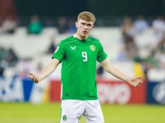 Relatório: Man Utd pode perder a chance de contratar um super garoto irlandês com o Celtic agora liderando a corrida Michael Noonan comemora pela Irlanda Sub-17 contra o Canadá