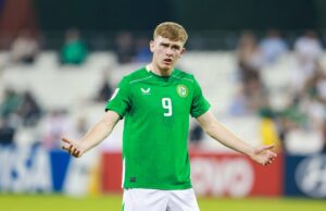 Relatório: Man Utd pode perder a chance de contratar um super garoto irlandês com o Celtic agora liderando a corrida Michael Noonan comemora pela Irlanda Sub-17 contra o Canadá