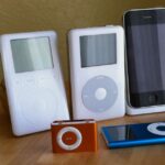 Relembrando o iPod original em seu 24º aniversário | Uma linha de modelos de iPod com o original à esquerda