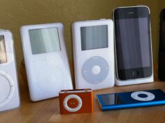 Relembrando o iPod original em seu 24º aniversário Relembrando o iPod original em seu 24º aniversário | Uma linha de modelos de iPod com o original à esquerda