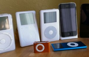 Relembrando o iPod original em seu 24º aniversário Relembrando o iPod original em seu 24º aniversário | Uma linha de modelos de iPod com o original à esquerda