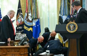 Representante farmacêutico desmaia no Salão Oval durante conferência de imprensa sobre medicamentos para perda de peso de Trump | Vídeo Representante farmacêutico desmaia no Salão Oval durante conferência de imprensa sobre medicamentos para perda de peso de Trump | Vídeo