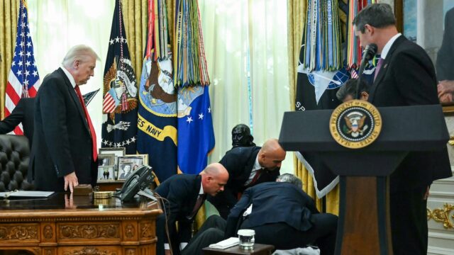 Representante farmacêutico desmaia no Salão Oval durante conferência de imprensa Representante farmacêutico desmaia no Salão Oval durante conferência de imprensa sobre medicamentos para perda de peso de Trump | Vídeo