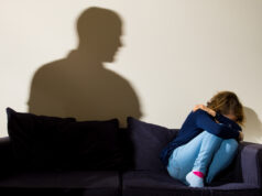 Repressão do ICE aumenta barreiras para imigrantes vítimas de violência doméstica Desenho animado de Mike Luckovich