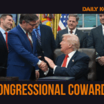 O presidente da Câmara, Mike Johnson, R-La., sai da Câmara para falar com os repórteres após a votação final para encerrar a mais longa paralisação do governo da história, no Capitólio em Washington, quarta-feira, 12 de novembro de 2025. (AP Photo / J. Scott Applewhite)
