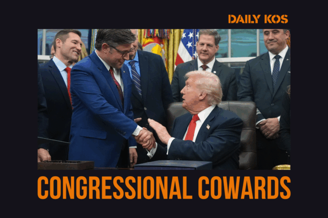 O presidente da Câmara, Mike Johnson, R-La., sai da Câmara para falar com os repórteres após a votação final para encerrar a mais longa paralisação do governo da história, no Capitólio em Washington, quarta-feira, 12 de novembro de 2025. (AP Photo / J. Scott Applewhite)