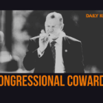 O líder da maioria na Câmara, Steve Scalise, R-La., À esquerda, é acompanhado pelo deputado Mark Green, R-Tenn., Centro, e pelo presidente da Câmara, Mike Johnson, R-La., À direita, durante uma entrevista coletiva no Capitólio, terça-feira, 20 de maio de 2025, em Washington. (Foto AP/Rod Lamkey, Jr.)