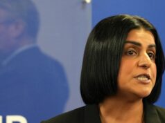 Requerentes de asilo que chegam ilegalmente ao Reino Unido enfrentam 20 anos de espera Os migrantes que chegam ilegalmente, quer em pequenos barcos através do Canal da Mancha, quer em camiões, ou aqueles que ultrapassam o prazo dos seus vistos e depois pedem asilo, terão de esperar 20 anos para garantir uma instalação permanente.