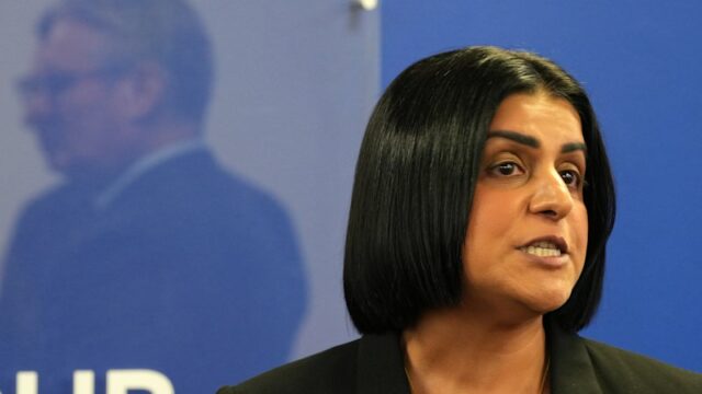 Os migrantes que chegam ilegalmente, quer em pequenos barcos através do Canal da Mancha, quer em camiões, ou aqueles que ultrapassam o prazo dos seus vistos e depois pedem asilo, terão de esperar 20 anos para garantir uma instalação permanente.