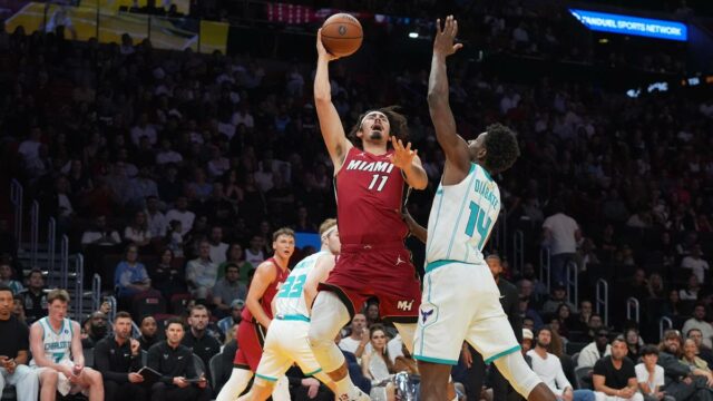 Resumo da Copa da NBA: Miami Heat derrota Charlotte Hornets Resumo da Copa da NBA: Miami Heat derrota Charlotte Hornets após 53 pontos no primeiro quarto