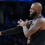 Resumo da NBA: LeBron James faz estreia na temporada com vitória do Lakers