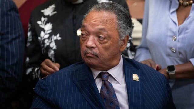 Rev. Jesse Jackson hospitalizado para tratar uma condição neurodegenerativa
