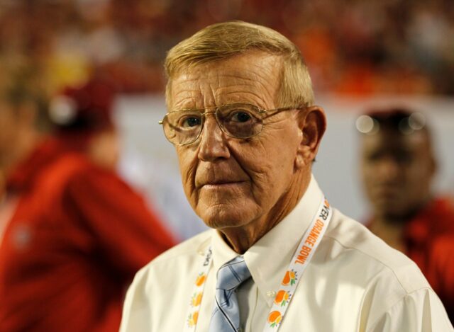 Revelada a escolha oficial do campeonato nacional CFP de Lou Lou Holtz
