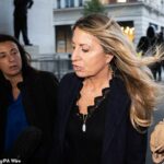 Deborah Turness (centro na foto), executiva-chefe da BBC News, respondeu às alegações de que a BBC era institucionalmente tendenciosa quando ela chegou à Broadcasting House na manhã de segunda-feira.