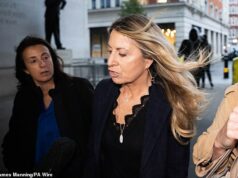 Revelado: A fúria fria que eclodiu quando o conselho da BBC se voltou contra o chefe do noticiário. Mas será que o furacão Deborah se vingará? Deborah Turness (centro na foto), executiva-chefe da BBC News, respondeu às alegações de que a BBC era institucionalmente tendenciosa quando ela chegou à Broadcasting House na manhã de segunda-feira.