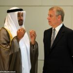 Andrew Mountbatten Windsor, 65, (à direita) recebeu uma oferta do presidente dos Emirados Árabes Unidos, Sheik Mohamed bin Zayed Al Nayhan, para usar uma casa à beira-mar (foto à esquerda)
