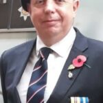 Andrew Johnson (na foto) desviou rapidamente o trem com destino a Londres para a estação Huntingdon depois de ser alertado sobre o esfaqueamento em massa, permitindo que os serviços de emergência agissem rapidamente