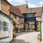 Na foto: edifícios listados como Grau II em um beco, Old Amersham, Buckinghamshire
