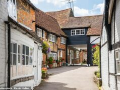 Revelado: Os melhores lugares para se aposentar no Reino Unido Na foto: edifícios listados como Grau II em um beco, Old Amersham, Buckinghamshire