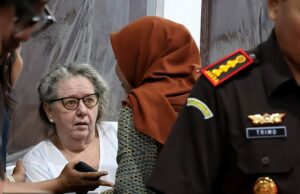 Revelado: a tentativa da Indonésia de devolver a avó das drogas, Lindsay Sandiford, ao Reino Unido em troca do monstro que estuprou 136 homens A mula das drogas Lindsay Sandiford (foto), 69, estava a poucos dias de ser libertada em Bali quando a Indonésia repentinamente tentou vincular seu retorno ao Reino Unido com a repatriação de Reynhard Sinaga, que estuprou 136 jovens em Manchester