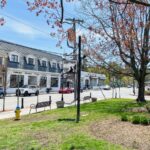 Vista das lojas do centro de Chappaqua, Nova York, com uma placa comemorativa informando