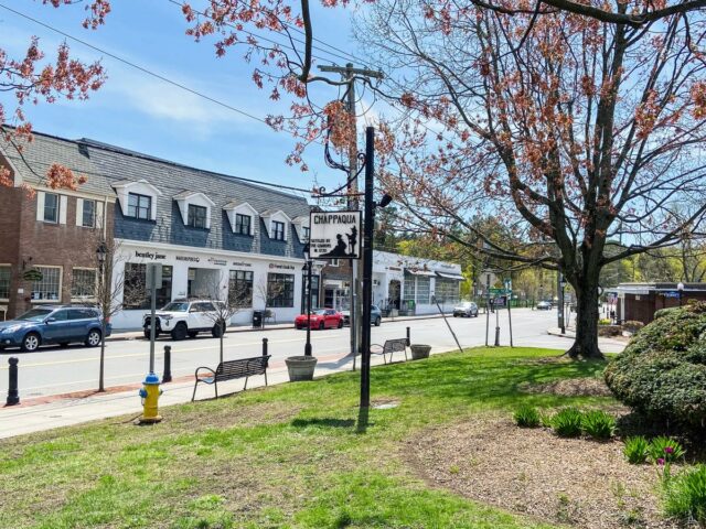 Vista das lojas do centro de Chappaqua, Nova York, com uma placa comemorativa informando 