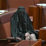Pauline Hanson (foto) vestindo uma burca no plenário do Senado na tarde de segunda-feira