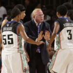 O técnico Richie Adubato do New York Liberty fala com seus estadistas sobre o plano de jogo para conter o Washington Mystics durante o jogo 3 das Finais da Conferência Leste dos Playoffs da WNBA de 2002 no Madison Square Garden em 25 de agosto de 2002