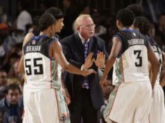 Richie Adubato, ex-técnico do Liberty e da NBA, morre aos 87 anos O técnico Richie Adubato do New York Liberty fala com seus estadistas sobre o plano de jogo para conter o Washington Mystics durante o jogo 3 das Finais da Conferência Leste dos Playoffs da WNBA de 2002 no Madison Square Garden em 25 de agosto de 2002