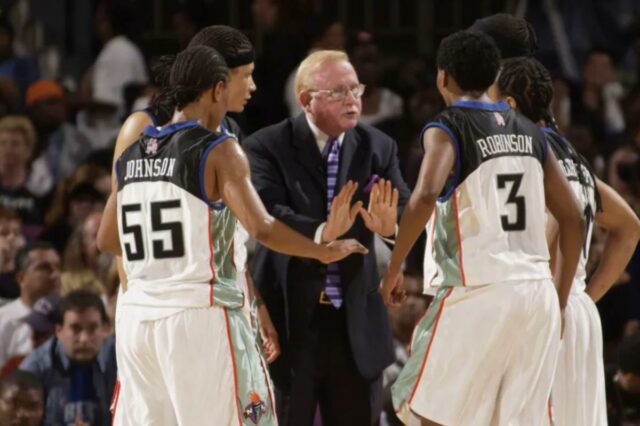   O técnico Richie Adubato do New York Liberty fala com seus estadistas sobre o plano de jogo para conter o Washington Mystics durante o jogo 3 das Finais da Conferência Leste dos Playoffs da WNBA de 2002 no Madison Square Garden em 25 de agosto de 2002