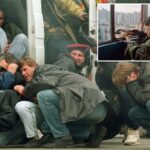 Um soldado das forças especiais da Bósnia responde ao fogo em 6 de abril de 1992, no centro de Sarajevo, enquanto ele e civis são atacados por atiradores sérvios.