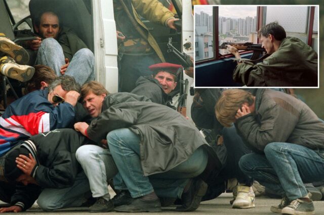 Um soldado das forças especiais da Bósnia responde ao fogo em 6 de abril de 1992, no centro de Sarajevo, enquanto ele e civis são atacados por atiradores sérvios.