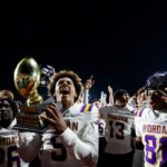 Riordan derrota Serra na luta pelo campeonato WCAL, dando aos Crusaders o primeiro título da liga desde 2000