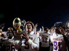 Riordan derrota Serra na luta pelo campeonato WCAL, dando aos Crusaders o primeiro título da liga desde 2000 Riordan derrota Serra na luta pelo campeonato WCAL, dando aos Crusaders o primeiro título da liga desde 2000