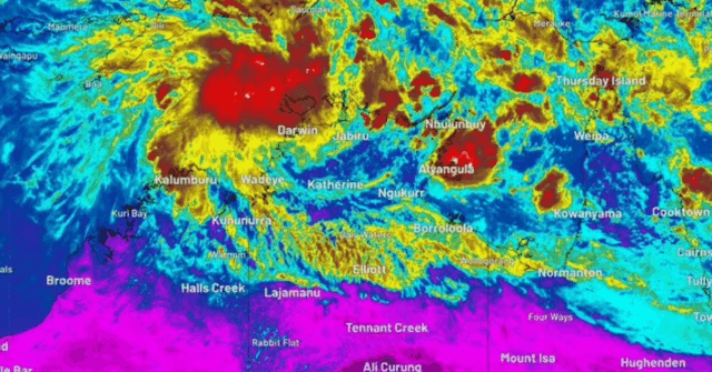 Risco de ciclone elevado para 'alto', moradores são instados a se preparar
