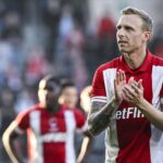 Ritchie De Laet treinando com Chris Smalling e Jonny Evans