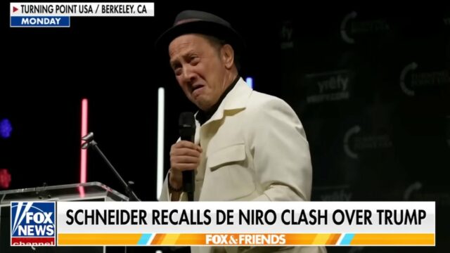 Rob Schneider relata que Robert De Niro o confrontou por apoiar Trump no 'SNL50': 'Como você pôde?' | Vídeo

