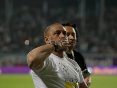 Roberto Carlos sugere que o Man Utd já teve o melhor zagueiro de todos os tempos em seu time sob o comando de Sir Alex Ferguson O ex-técnico do Manchester United, Sir Alex Ferguson, sorri enquanto os torcedores cantam parabéns durante a partida da Premier League entre Manchester United e Blackburn Rovers em Old Trafford em 2011, em Manchester, Inglaterra.