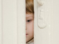 Roblox exige que crianças de 9 anos enviem um vídeo selfie para verificação de idade Roblox exige que crianças de até nove anos enviem um vídeo selfie para verificação de idade | Foto de uma criança espiando por uma porta parcialmente aberta