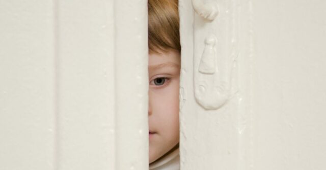 Roblox exige que crianças de até nove anos enviem um vídeo selfie para verificação de idade | Foto de uma criança espiando por uma porta parcialmente aberta
